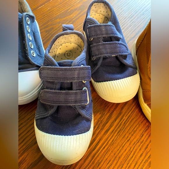 3 pairs boys sneakers/boots: 1 pair tan ankle boots & 2 navy canvas Cat & Jack - Picture 3 of 8